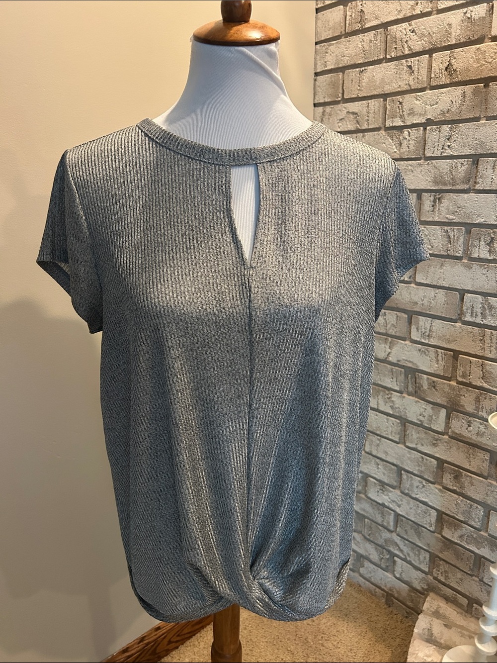 INC International Concepts Gray Ribbed Twist-Hem Short Sleeve Top with Keyhole